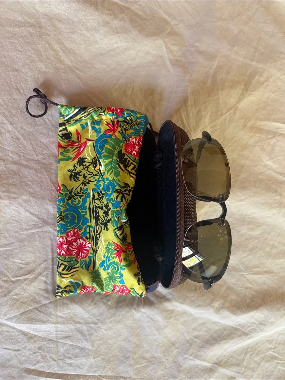 Maui Jim MJ Sport Black Frame Reader Sunglasses with Brown Case & Floral Pouch